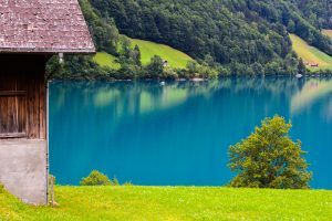 riflessi sul lago blu a lungern svizzera
