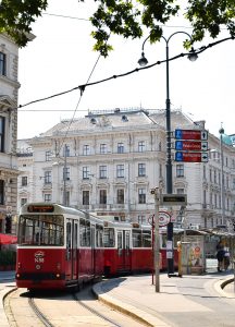 tram rosso nel centro di vienna