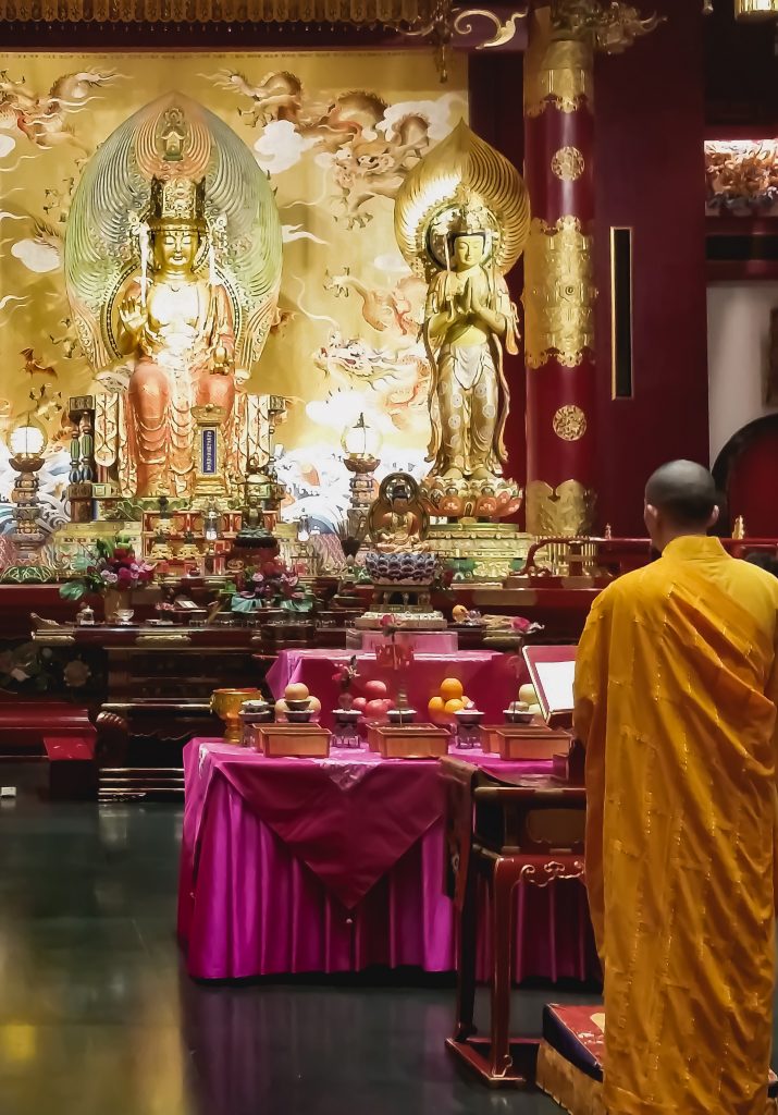 monaco buddhista nel tempio a singapore