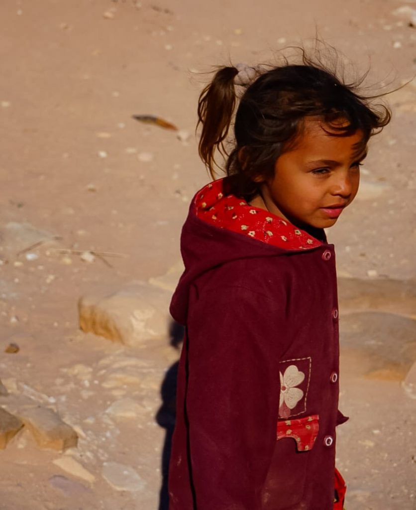 bambina a petra in giordania